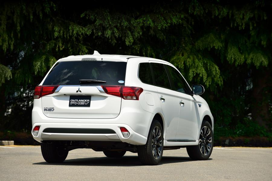  Mitsubishi Outlander PHEV 2017 года  (JP) (фото 5 из 22)